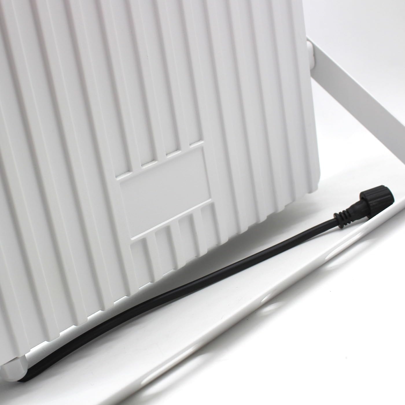 Kit 3 Faretti LED Solari 1000W 6000K IP66 con Telecomando – Proiettori Esterni a Energia Solare Impermeabili Luce Bianca Fredda per Giardino, Cortile e Magazzino
