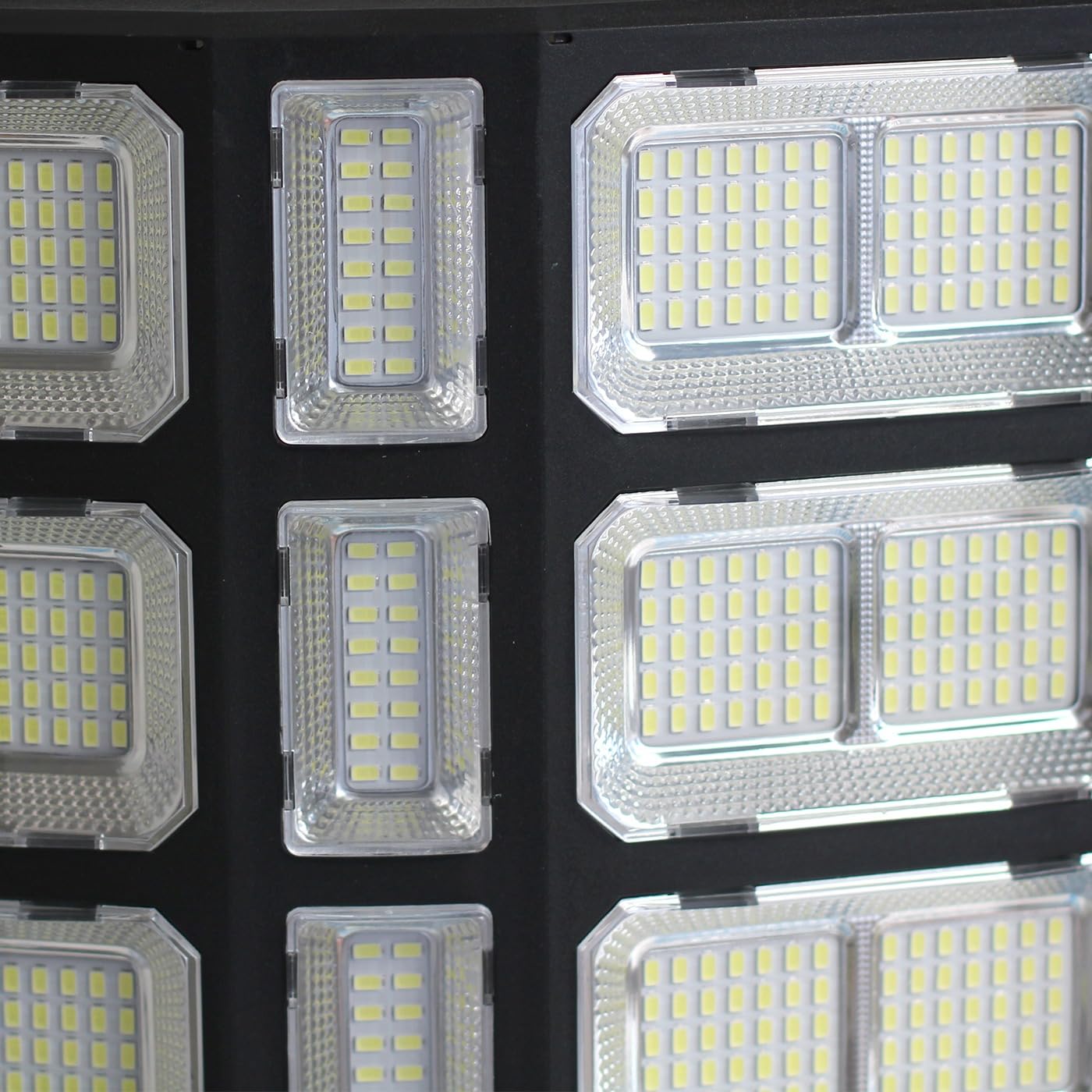 081 Store - Lampione Solare Led Esterno 1500W Impermeabile IP67 780 LED e Telecomando e staffa di 50cm nera per Esterni sensore Crepuscolare [Classe di efficienza energetica A++]