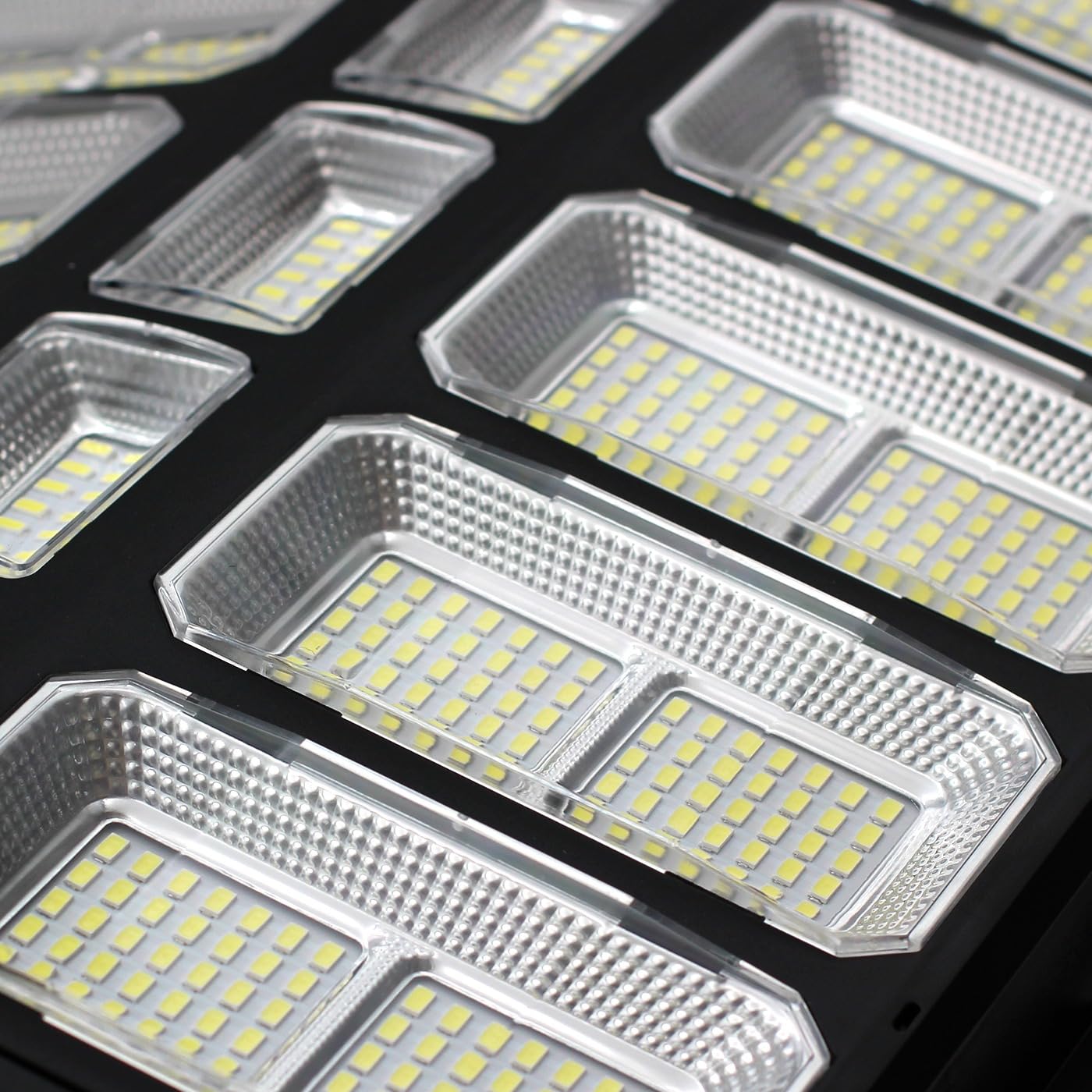 081 Store - Lampione Solare Led Esterno 1500W Impermeabile IP67 780 LED e Telecomando e staffa di 50cm nera per Esterni sensore Crepuscolare [Classe di efficienza energetica A++]