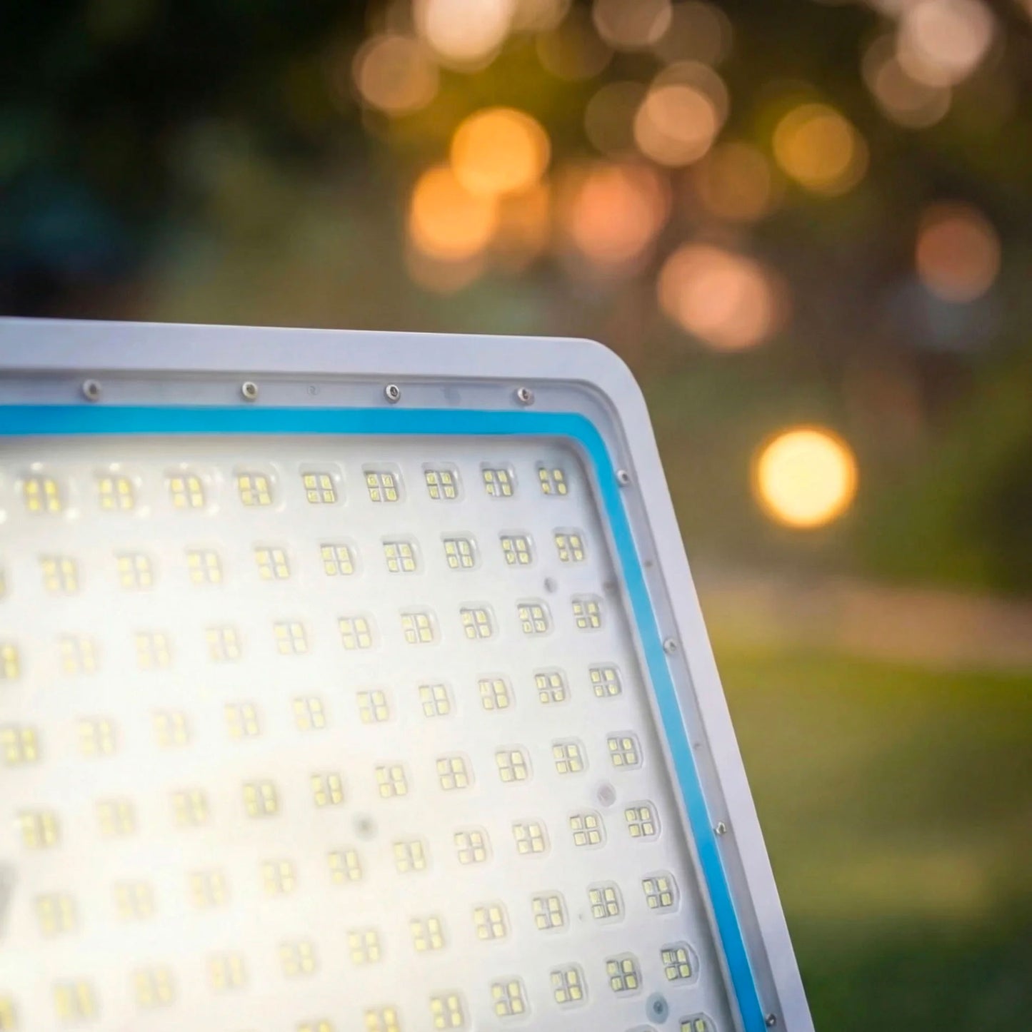 Kit 3 Faretti LED Solari 1000W 6000K IP66 con Telecomando – Proiettori Esterni a Energia Solare Impermeabili Luce Bianca Fredda per Giardino, Cortile e Magazzino